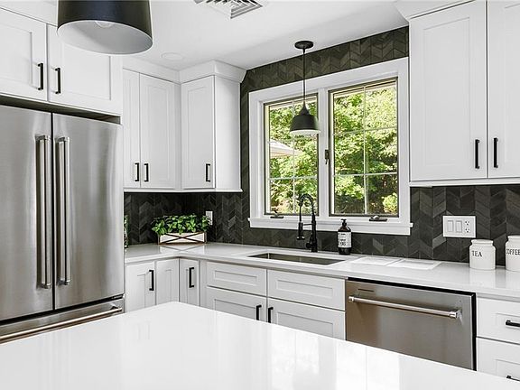 5th image of 85 Deerfield Dr