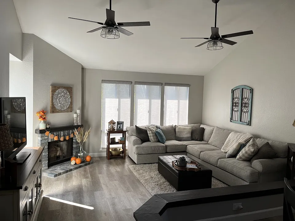 Living room, view 1