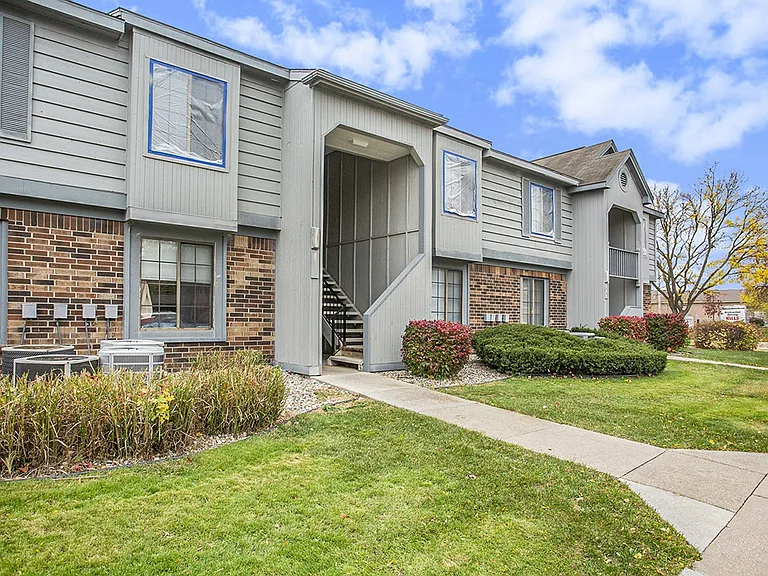Hampton Lakes Apartments — Photo 41