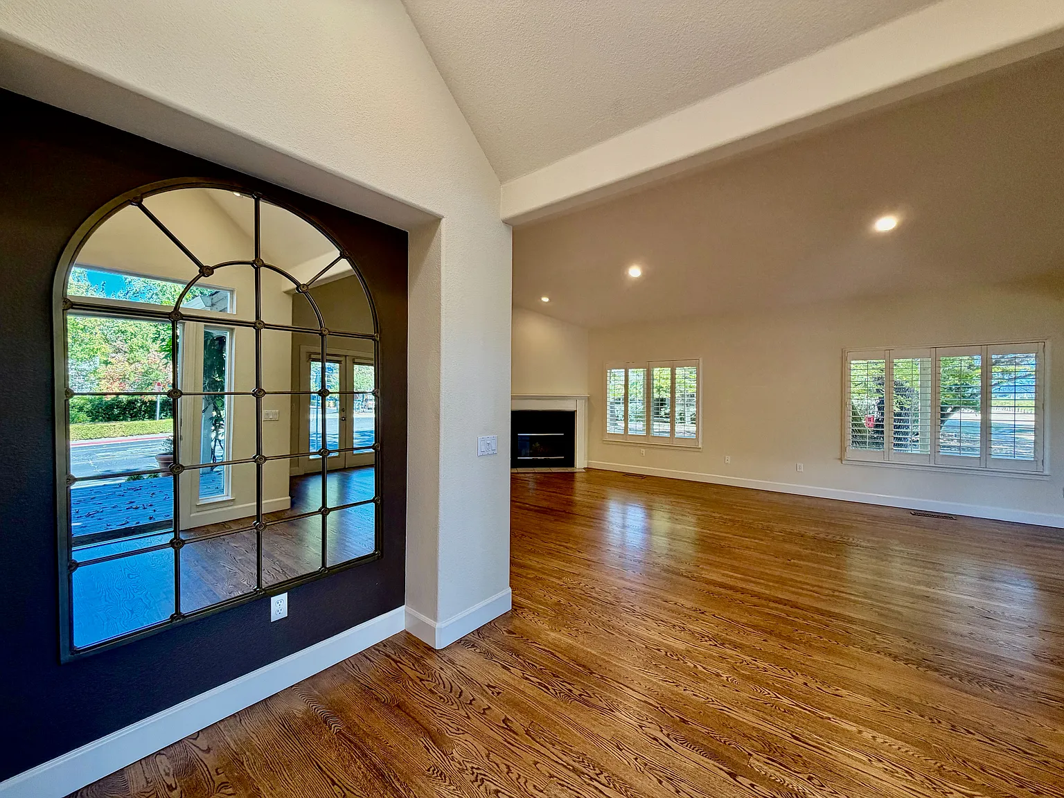 4 bed, 2092 sqft, $7,750 — Photo 4