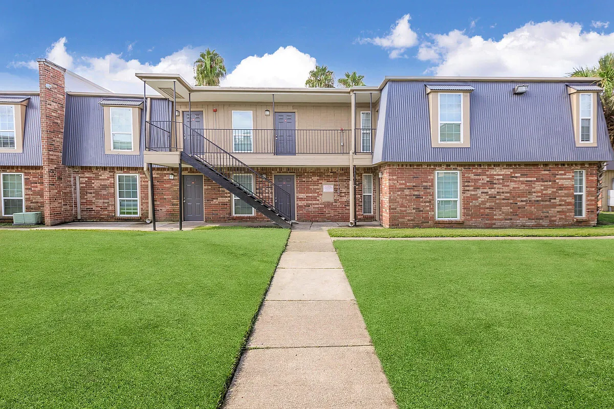 Building Photo - Whispering Palms