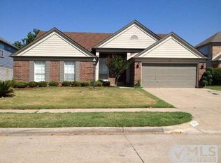 120 Browning Ln, Grand Prairie, TX 75052