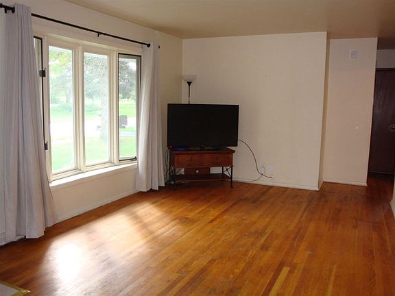 2nd image of 1216 Comanche Dr