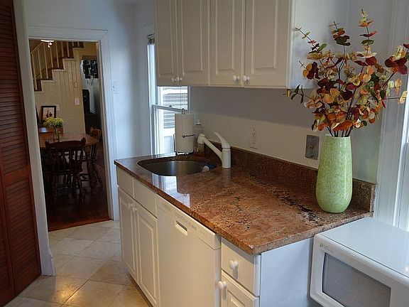 2nd image of 817 Queen St