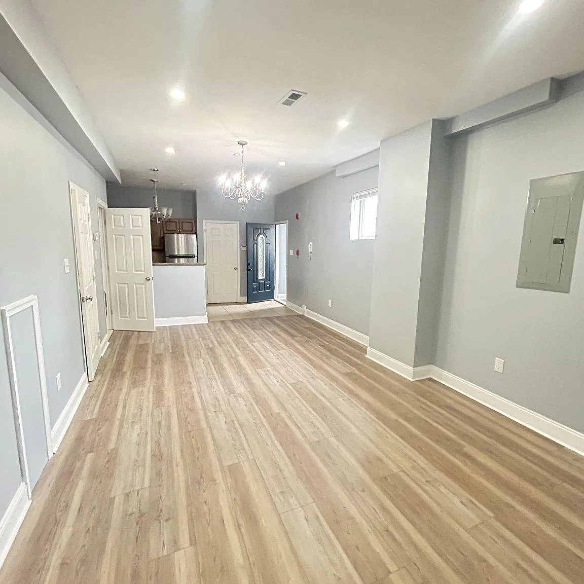 3 bed, 2.0 bath, 3956 sqft, $2,800 — Photo 2