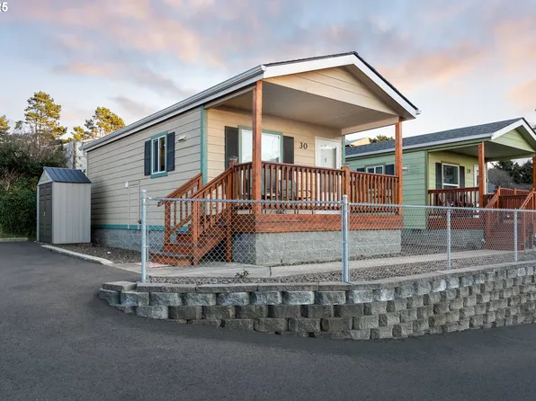392 NW 3rd St, Newport, OR 97365