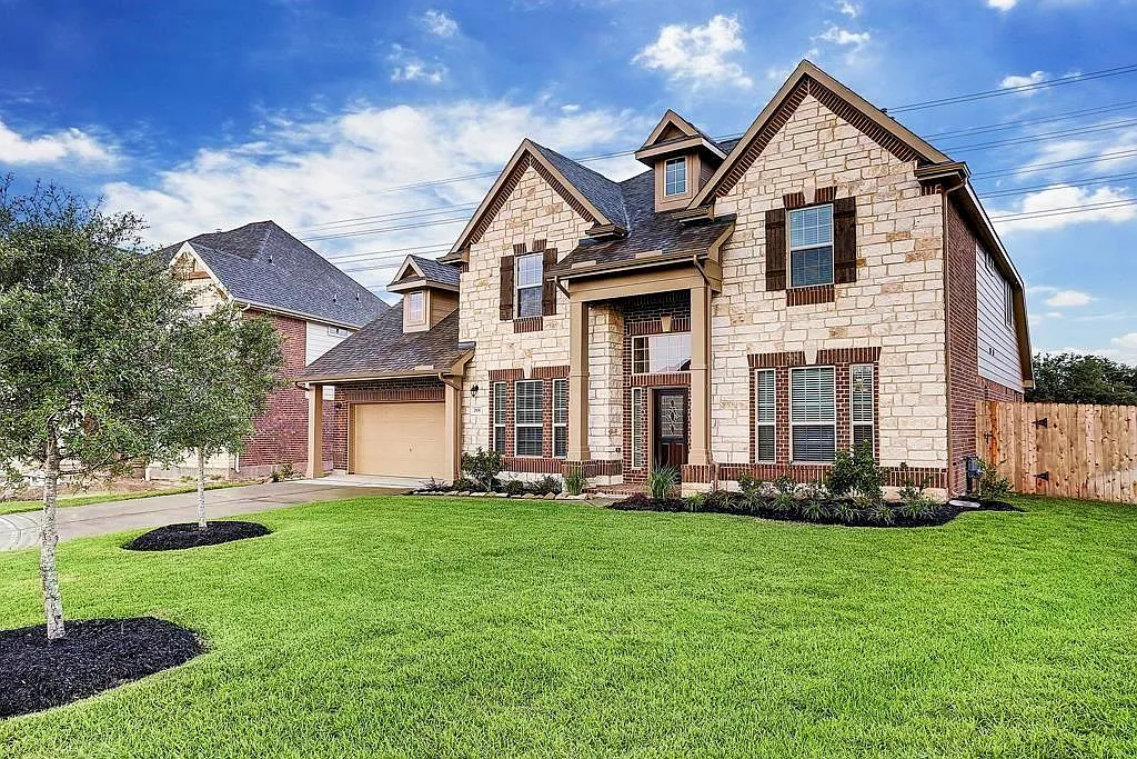7 bed, 5.0 bath, 4200 sqft, $3,950 — Photo 1