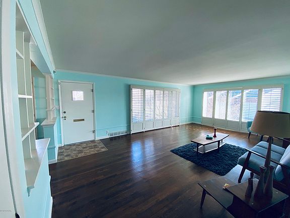 2nd image of 909 Briarwood Ln
