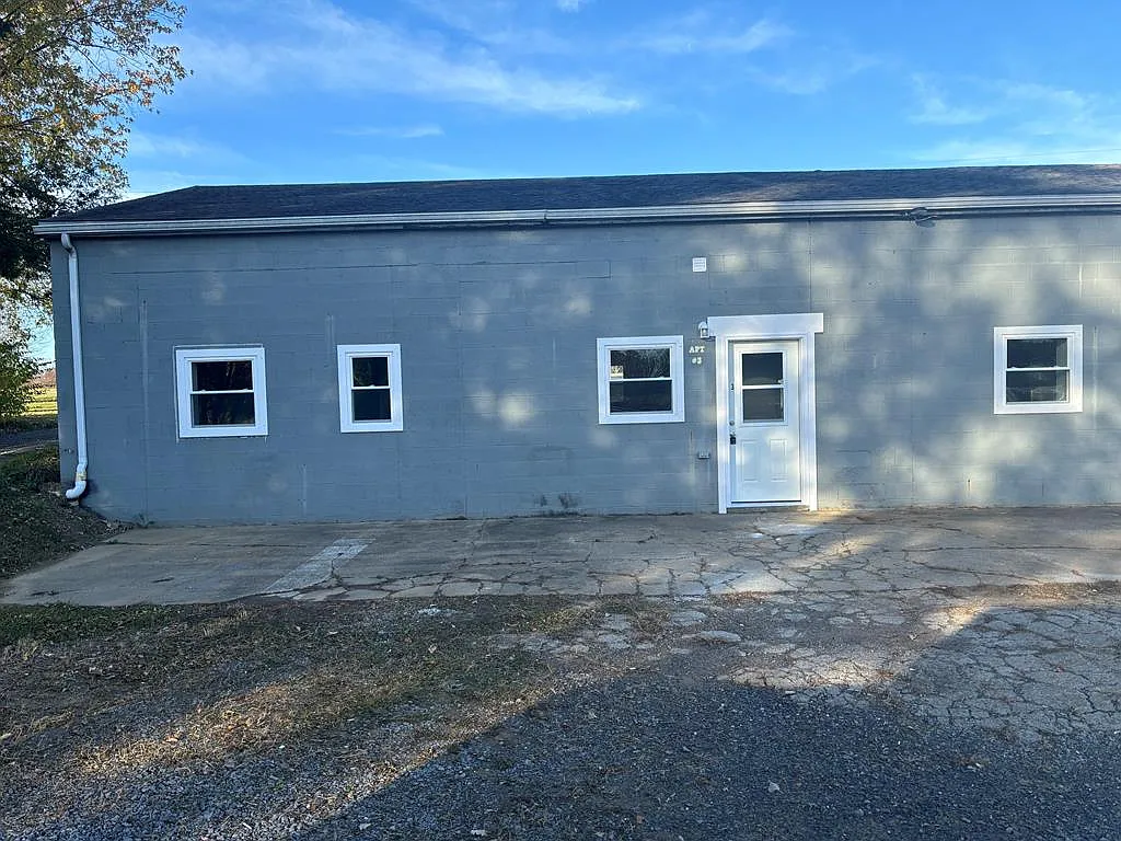 3 bed, 1.0 bath, 1014 sqft, $975 — Photo 1
