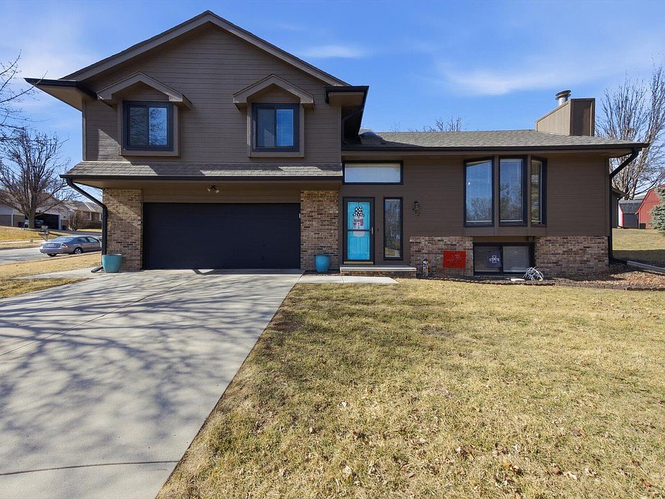 1st image of 402 Maple Dr