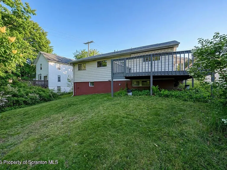 1020 W Market St — Photo 30