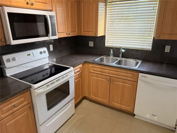 7570 SW 82nd St APT F112, Miami, FL 33143