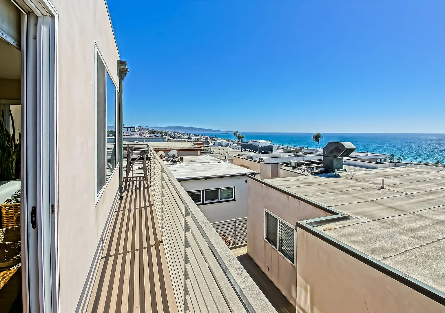 Modern, Bright & Spacious, Tri-Level Detached Townhouse W/ Unobstructed Ocean Views, 2 Balconies ... — Photo 3