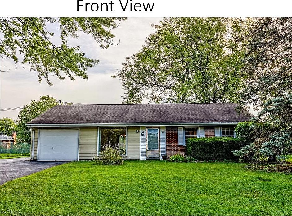 ranch house with detached 2-car-garage