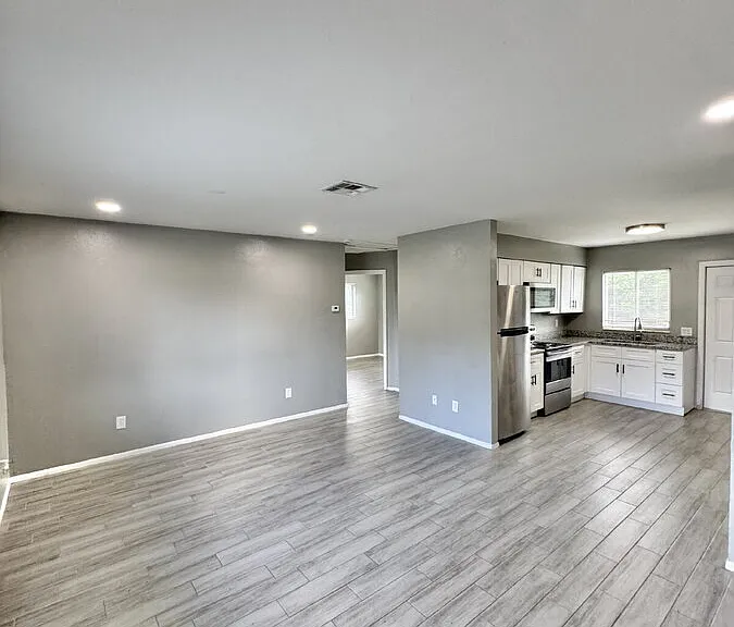 142 Harry Ave S — Photo 7