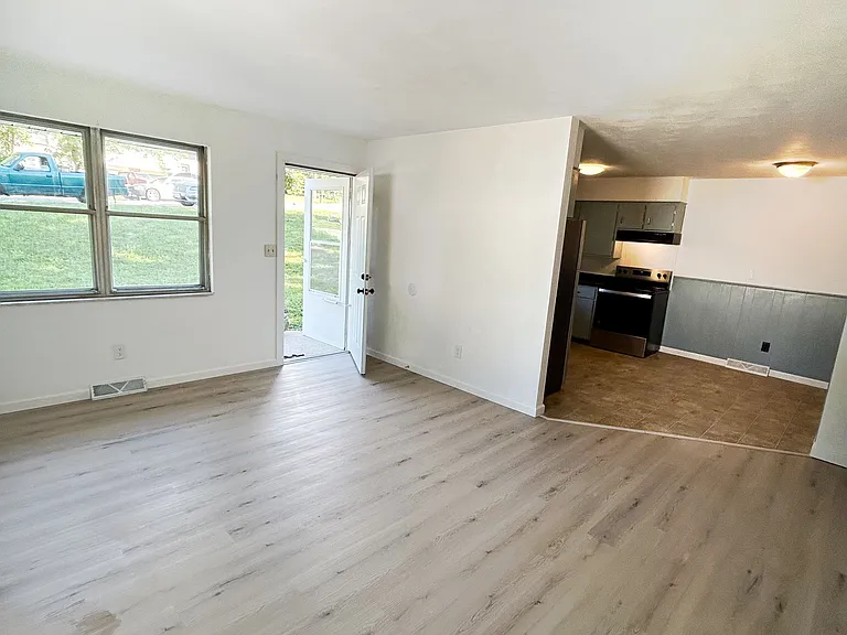 454 Hutton Ln #A — Photo 3