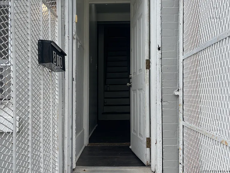 810 W Stella St — Photo 2