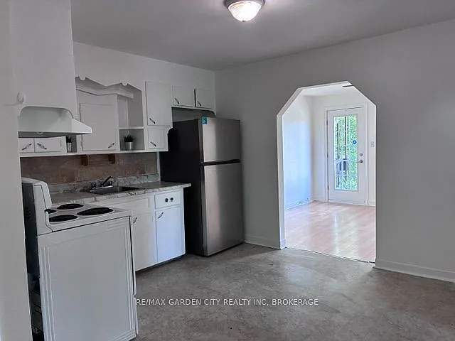 131 Lyons Ave — Photo 2