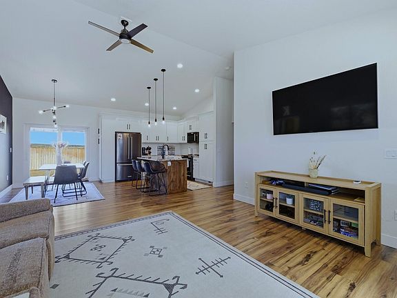 2nd image of 6848 Rogue River Rd