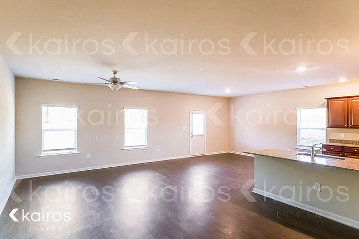 1139 Freedom Pkwy — Photo 3