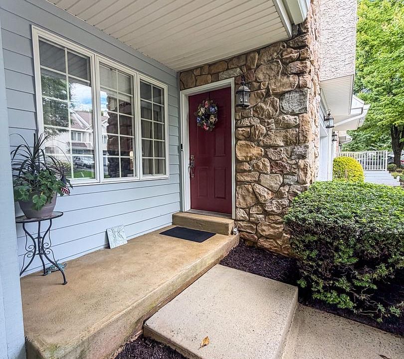 1st image of 320 Shetland Dr #320