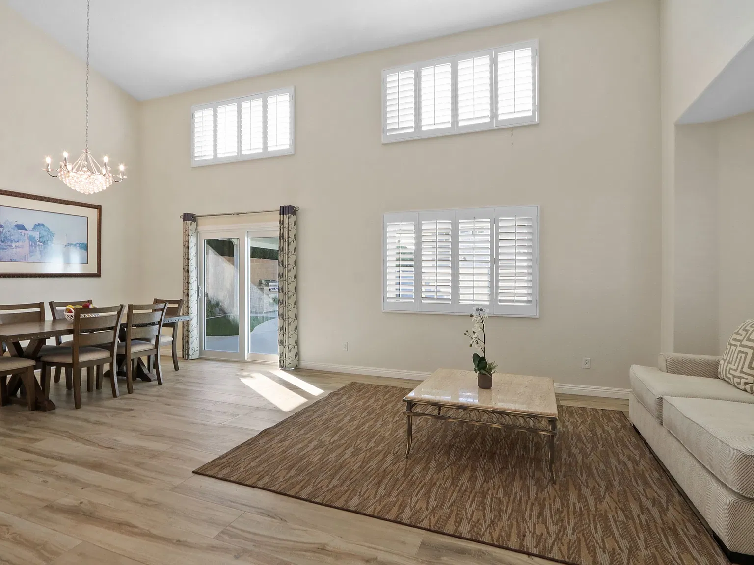 5 bed, 2600 sqft, $4,600 — Photo 2