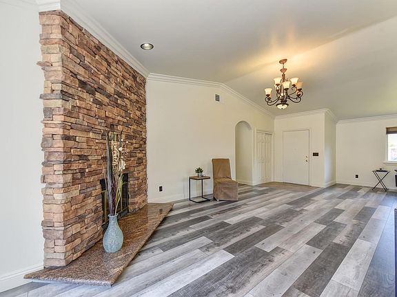 4th image of 14 Village Glen Ct