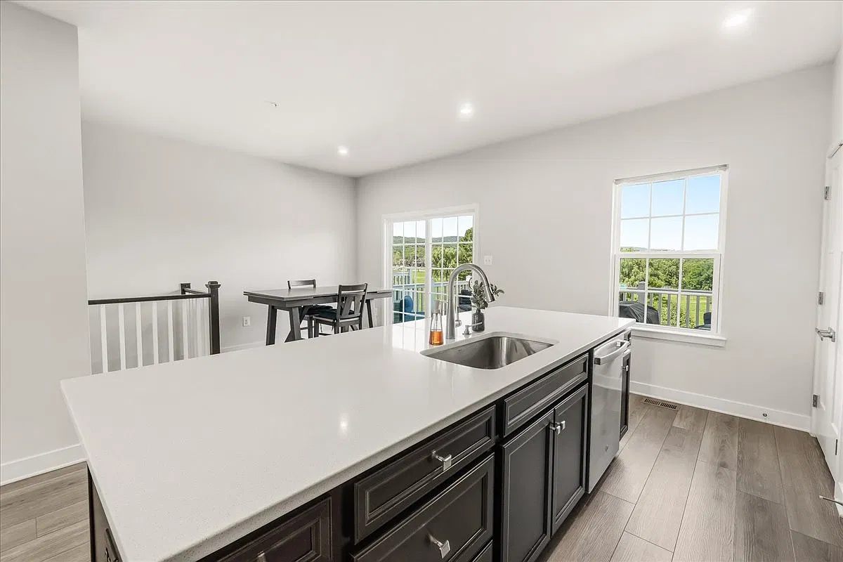 3 bed, 3.5 bath, 2016 sqft, $3,150 — Photo 2