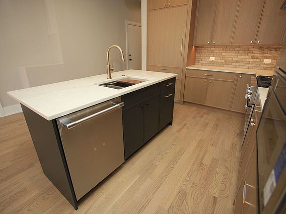 3rd image of 1029 N Winchester Ave #2