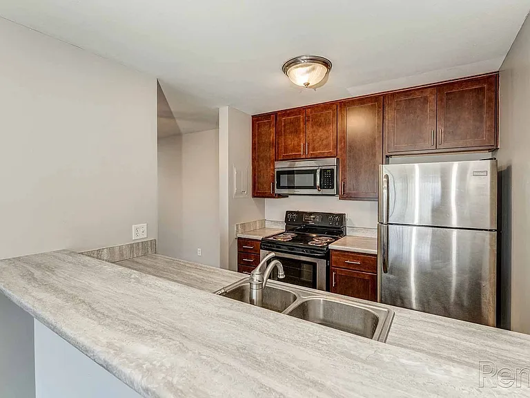 Lexington Hills Apartments — Photo 6