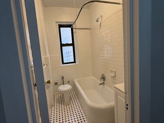 3rd image of 2835 Bainbridge Ave APT 3A