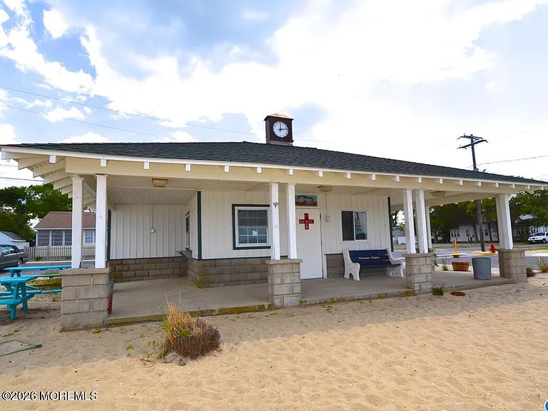 445 E Bayview Ave — Photo 32