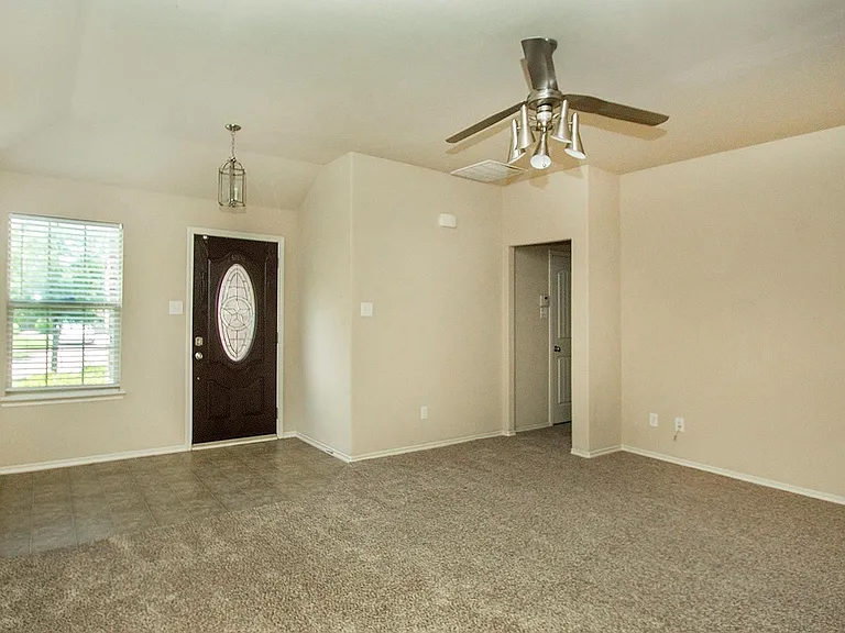 4032 Eagle Dr — Photo 3