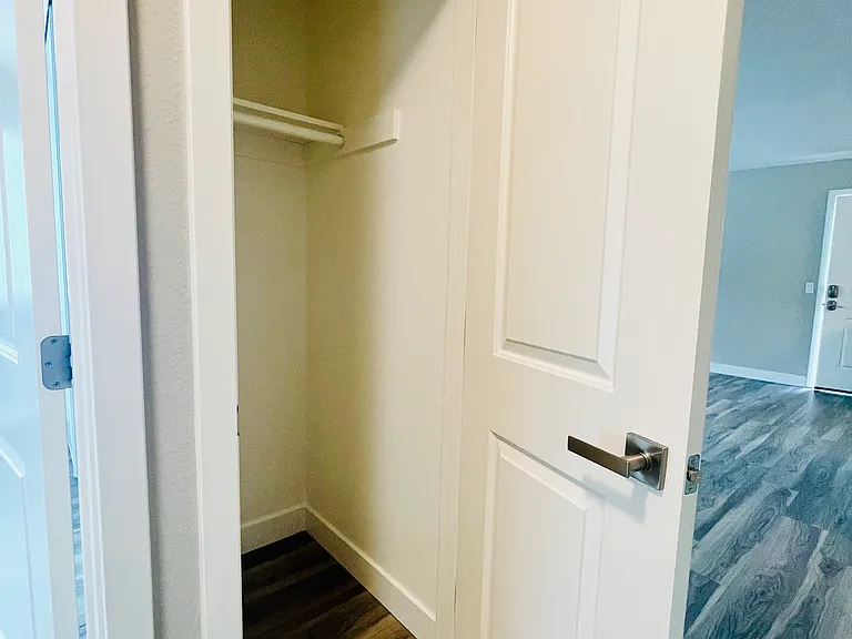 2x1 - Coat Closet