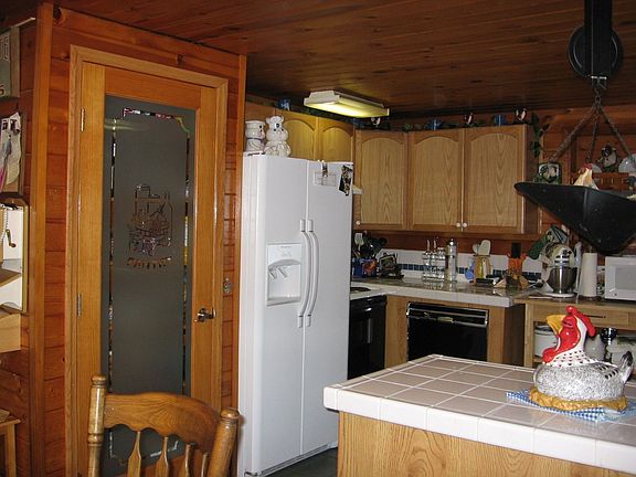Oak cabinets& Pantry