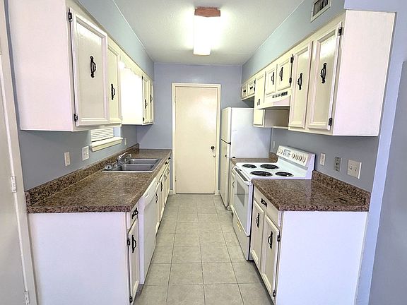 3rd image of 6082 King Arthur Dr