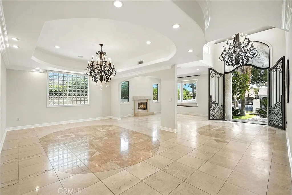 4 bed, 3600 sqft, $8,495 — Photo 2