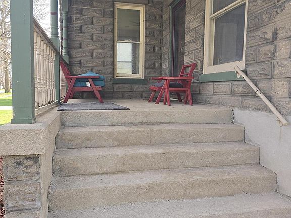 5th image of 622 Maple St