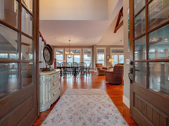 4th image of 627 Windsor Ln