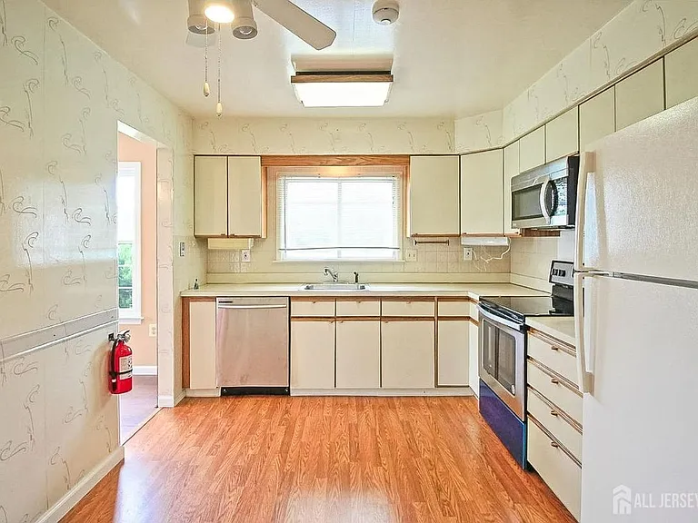 2 Bristol Ct — Photo 8