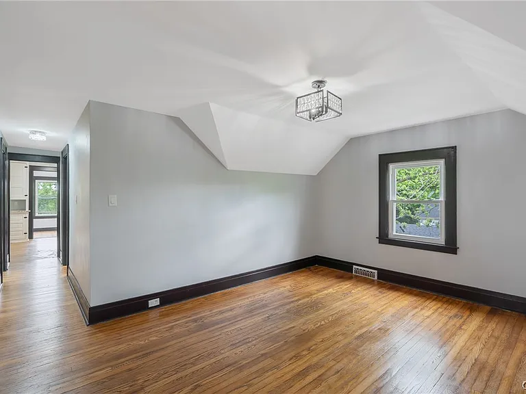 944 Bellevue Ave — Photo 8