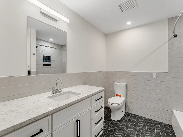 Bank Street Apartments — Photo 29