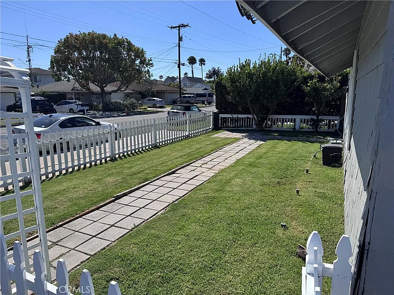 360 16th Pl — Photo 4