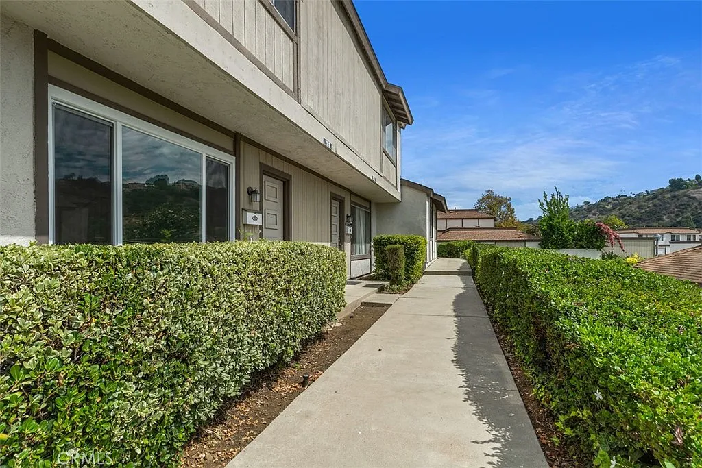 3 bed, 1.5 bath, 1038 sqft, $3,300 — Photo 3