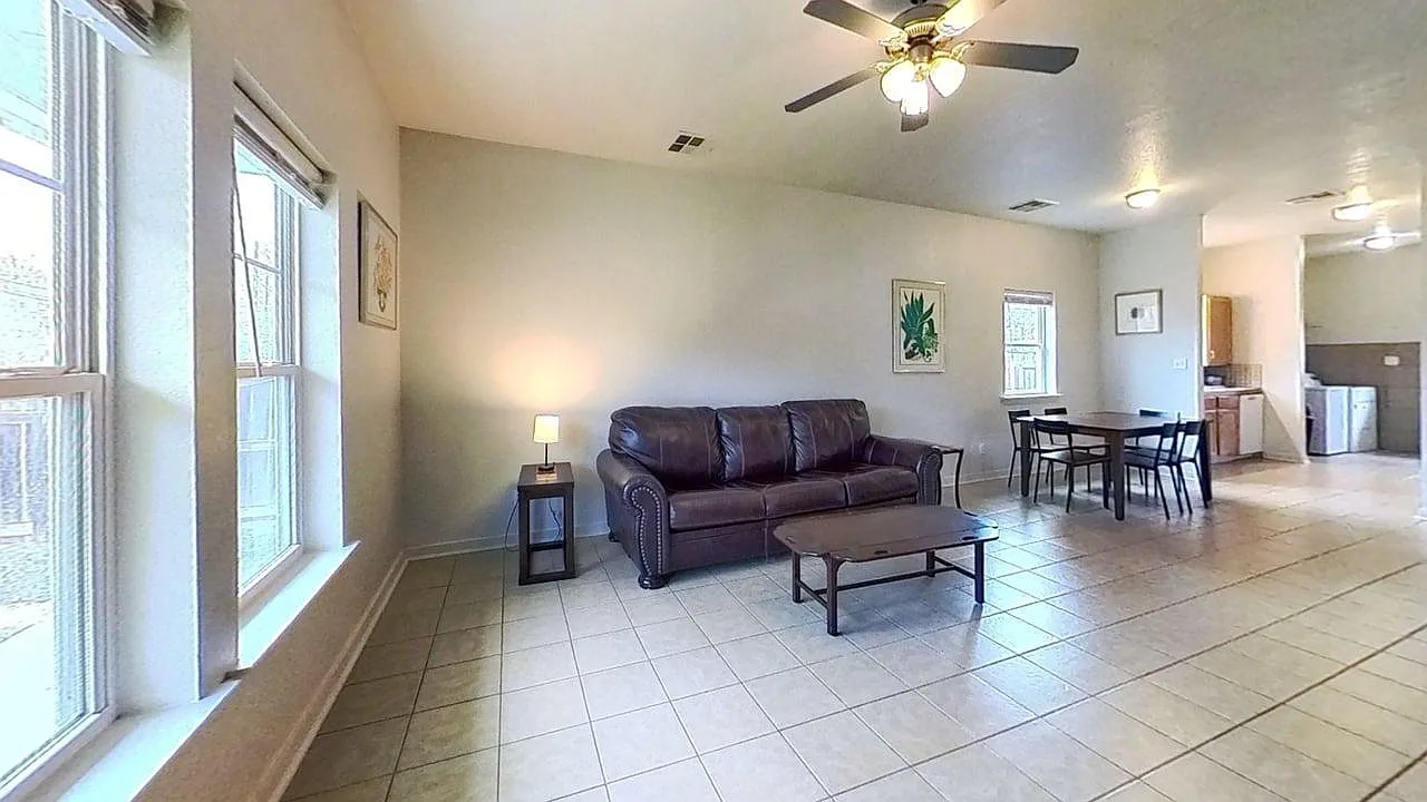 3 bed, 1338 sqft, $1,800 — Photo 4