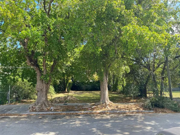 424 NW 43rd St, Miami, FL 33127