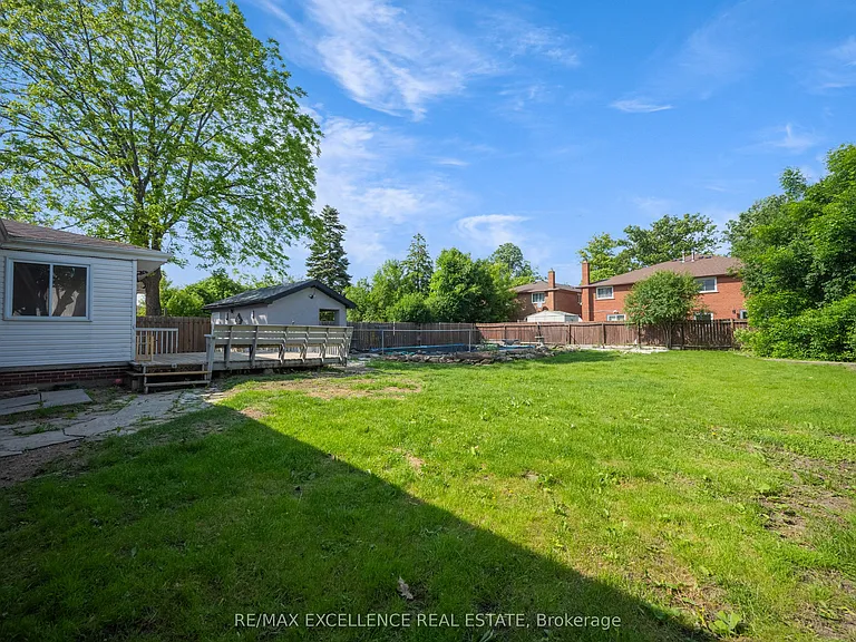 166 McLaughlin Rd S — Photo 36