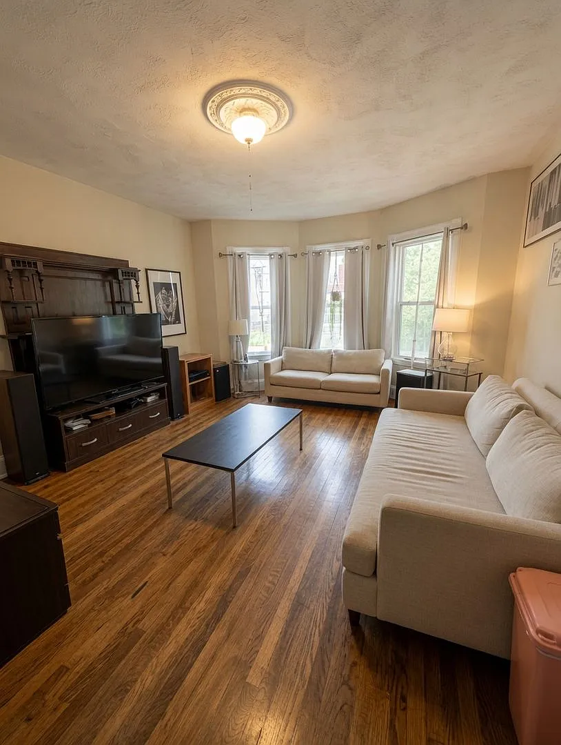 Cat Friend Duplex Home With Two Free Parking Spots Included In The Rent! Perfect Location Near Br... — Photo 1