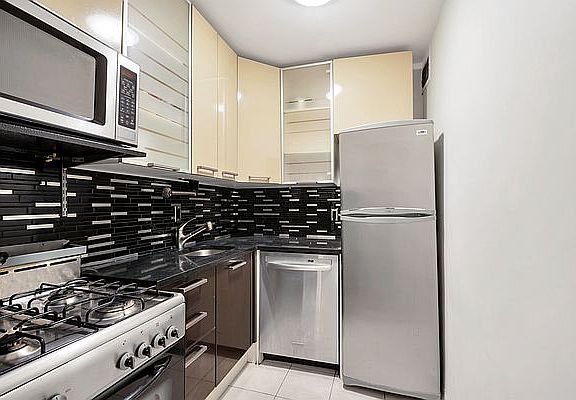 3rd image of 155 E 34th St APT 7T