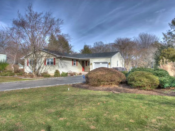 (undisclosed Address), Saint James, NY 11780